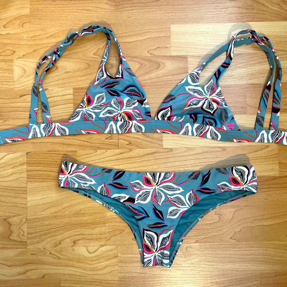 Billabong Swimsuit NWOT, size small - Picture 1 of 2
